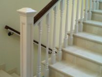 Лестница из ясеня, покрытая белой эмалью. Поручень покрашен в цвет «Орех»