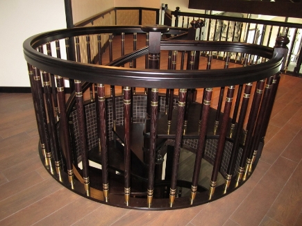 Винтовая лестница из массива дуба с латунными вставками. Цвет «Венге»