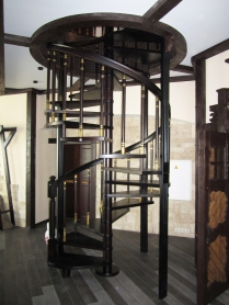 Винтовая лестница из массива дуба с латунными вставками. Цвет «Венге»