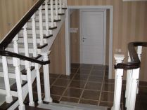 Лестница для дома из массива дуба. Поручень и ступени покрашены в цвет «Венге», деревянное ограждение покрыто белой эмалью